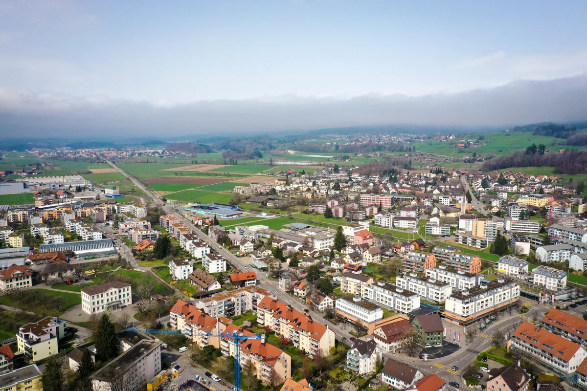 Man sieht Pfäffikon aus der Luft